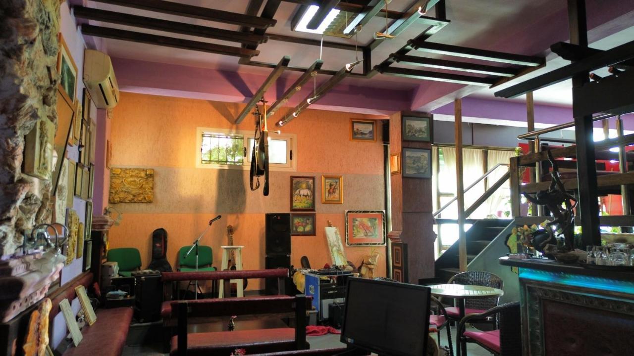 2 Kitarat Bb Bed & Breakfast Vlore Bagian luar foto