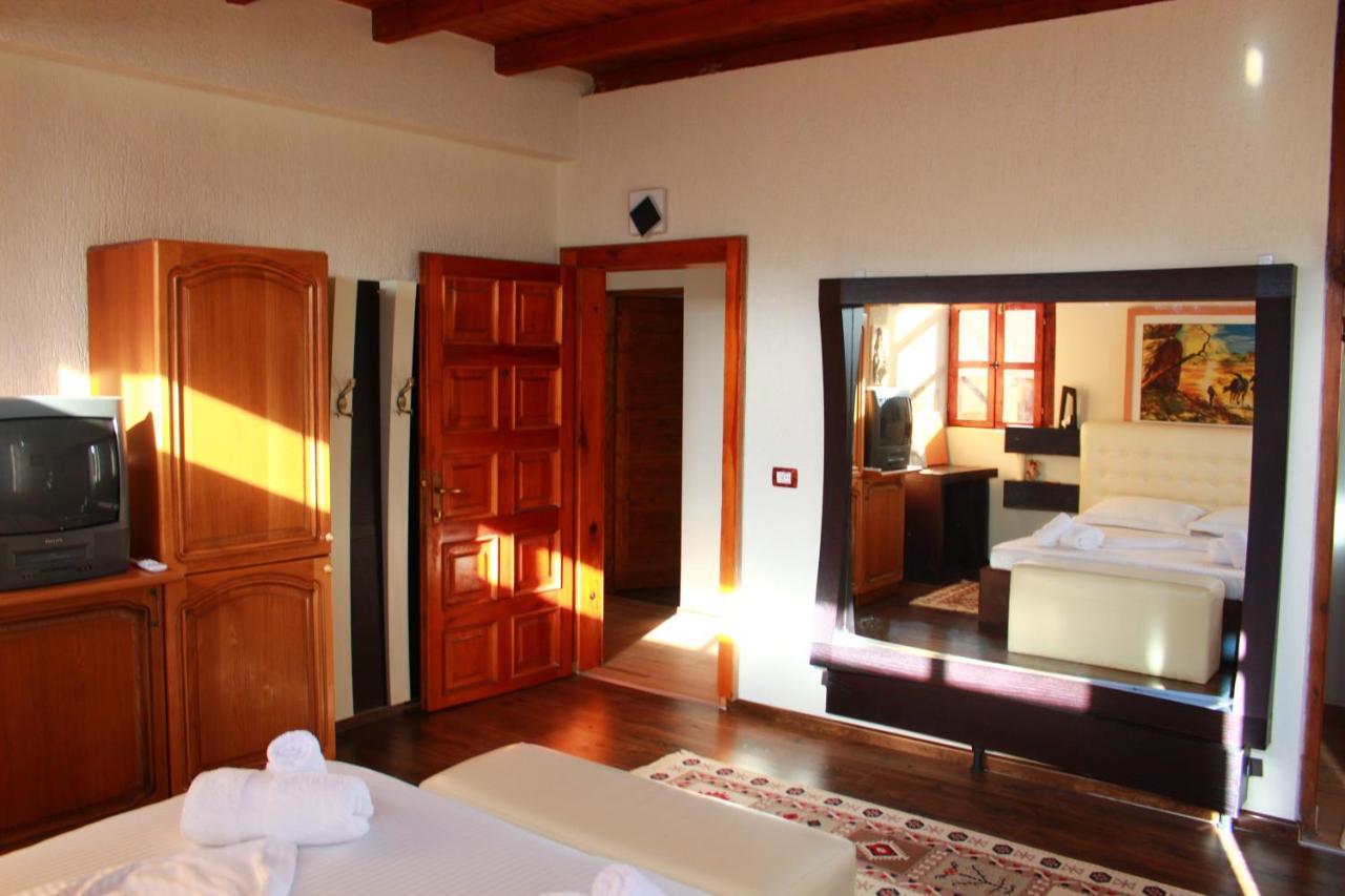 2 Kitarat Bb Bed & Breakfast Vlore Bagian luar foto