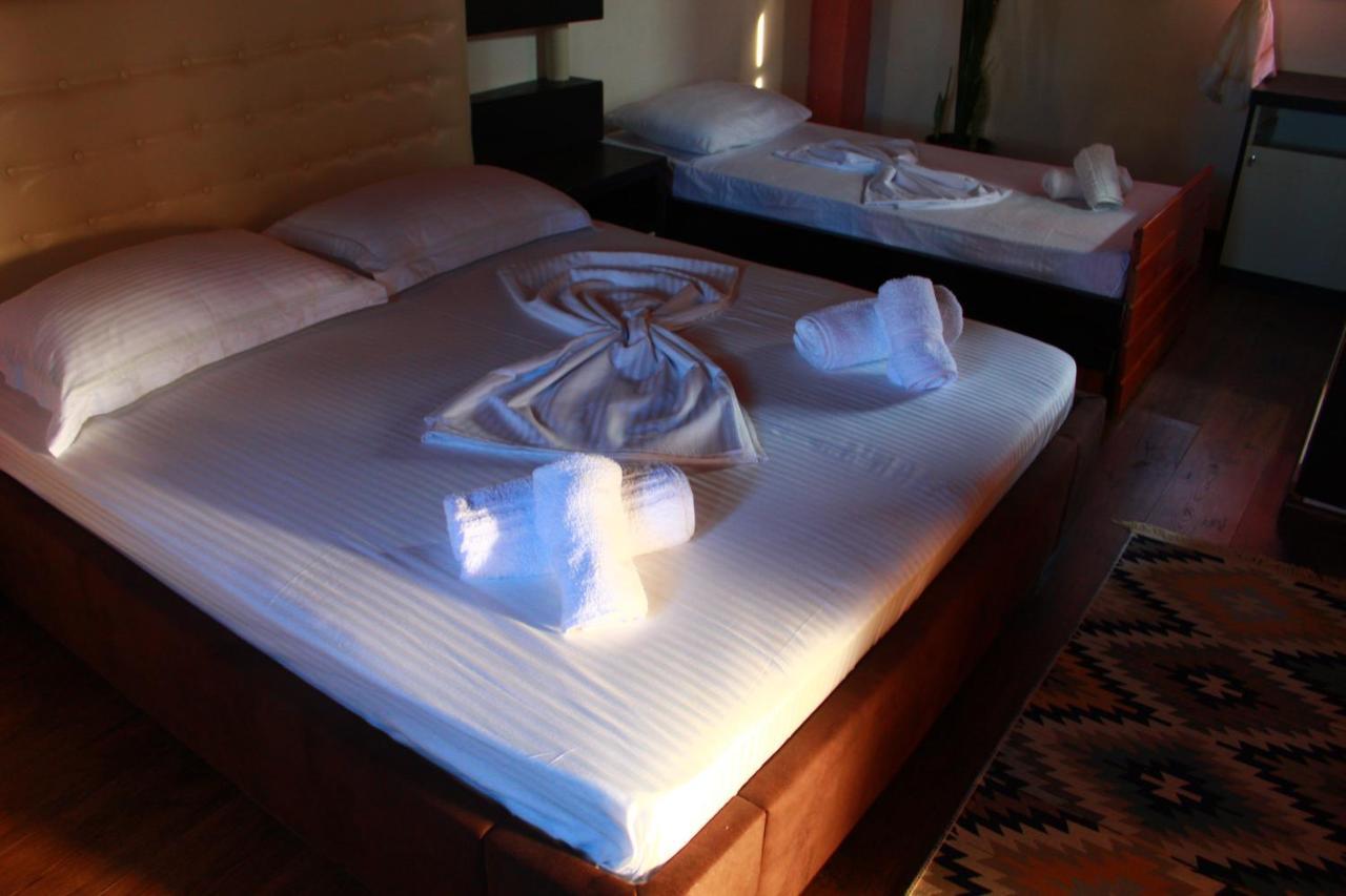 2 Kitarat Bb Bed & Breakfast Vlore Bagian luar foto