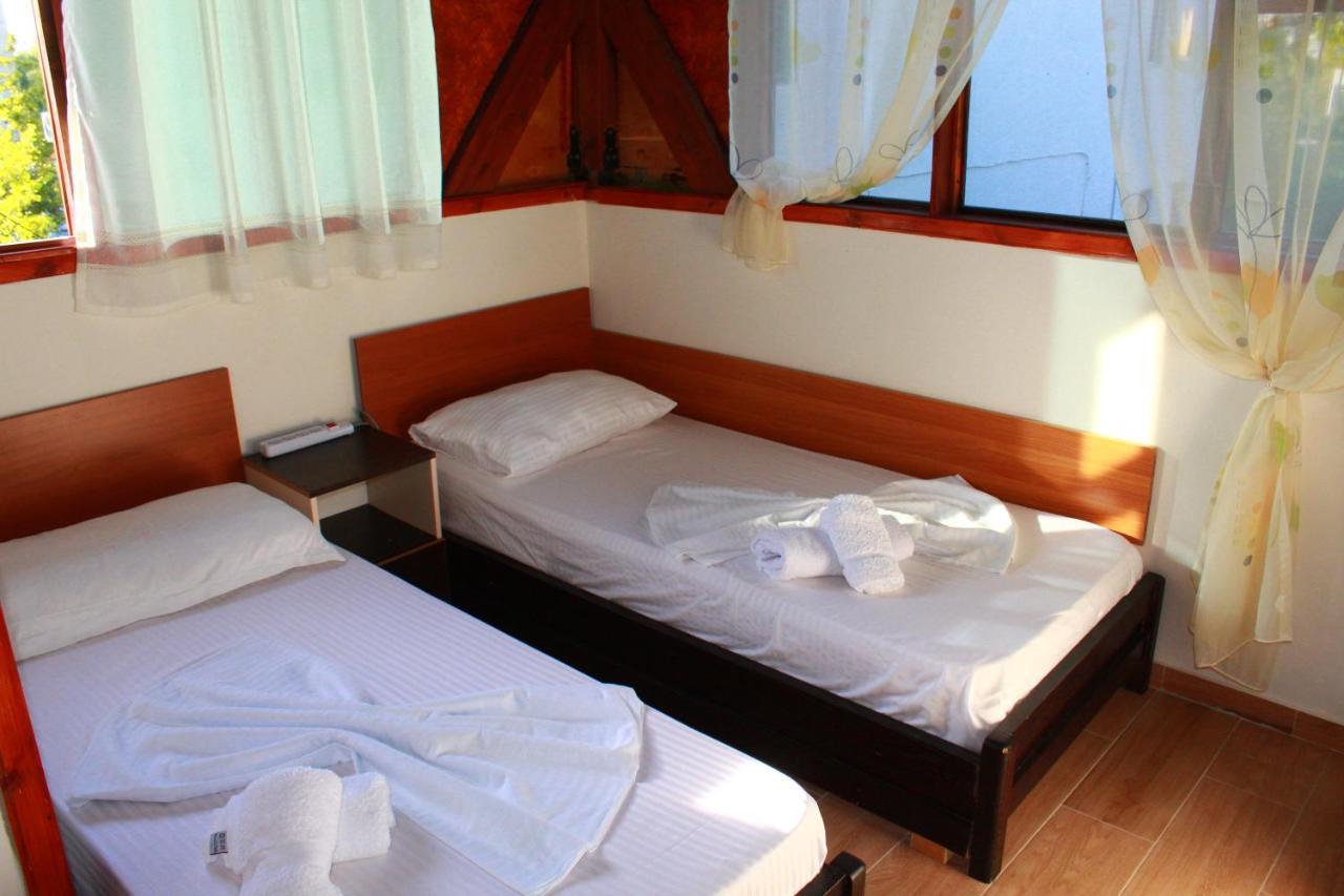 2 Kitarat Bb Bed & Breakfast Vlore Bagian luar foto