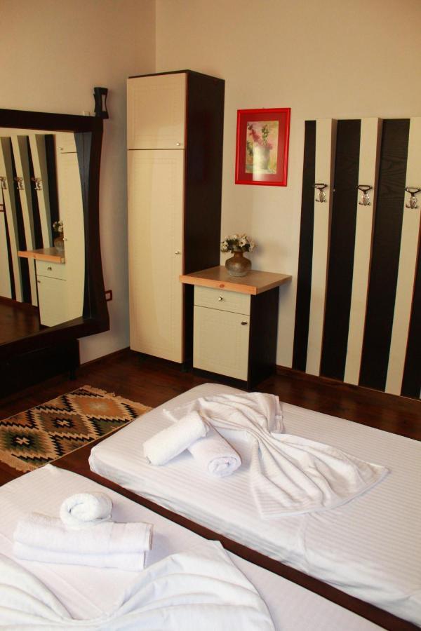 2 Kitarat Bb Bed & Breakfast Vlore Bagian luar foto