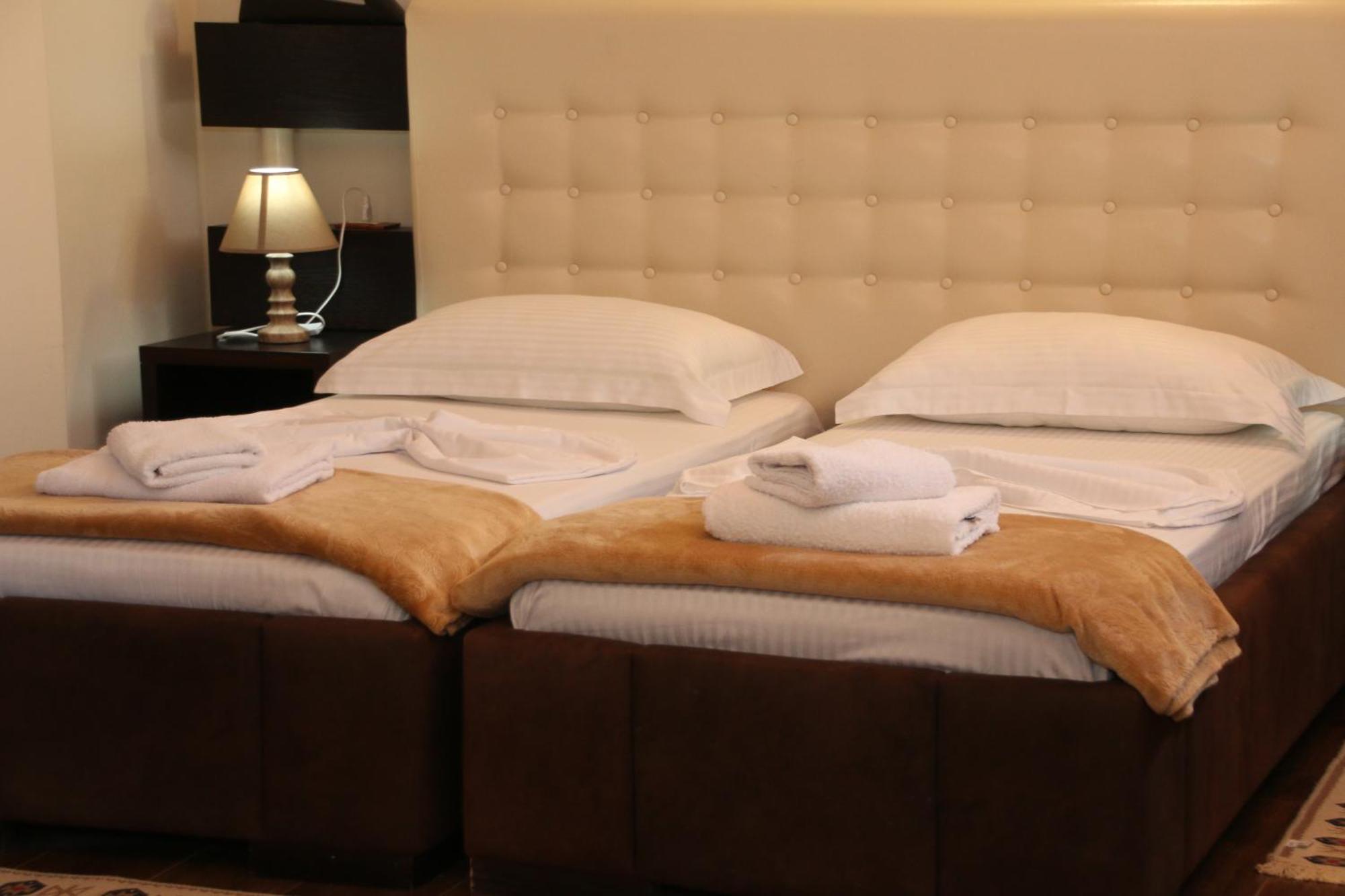 2 Kitarat Bb Bed & Breakfast Vlore Bagian luar foto