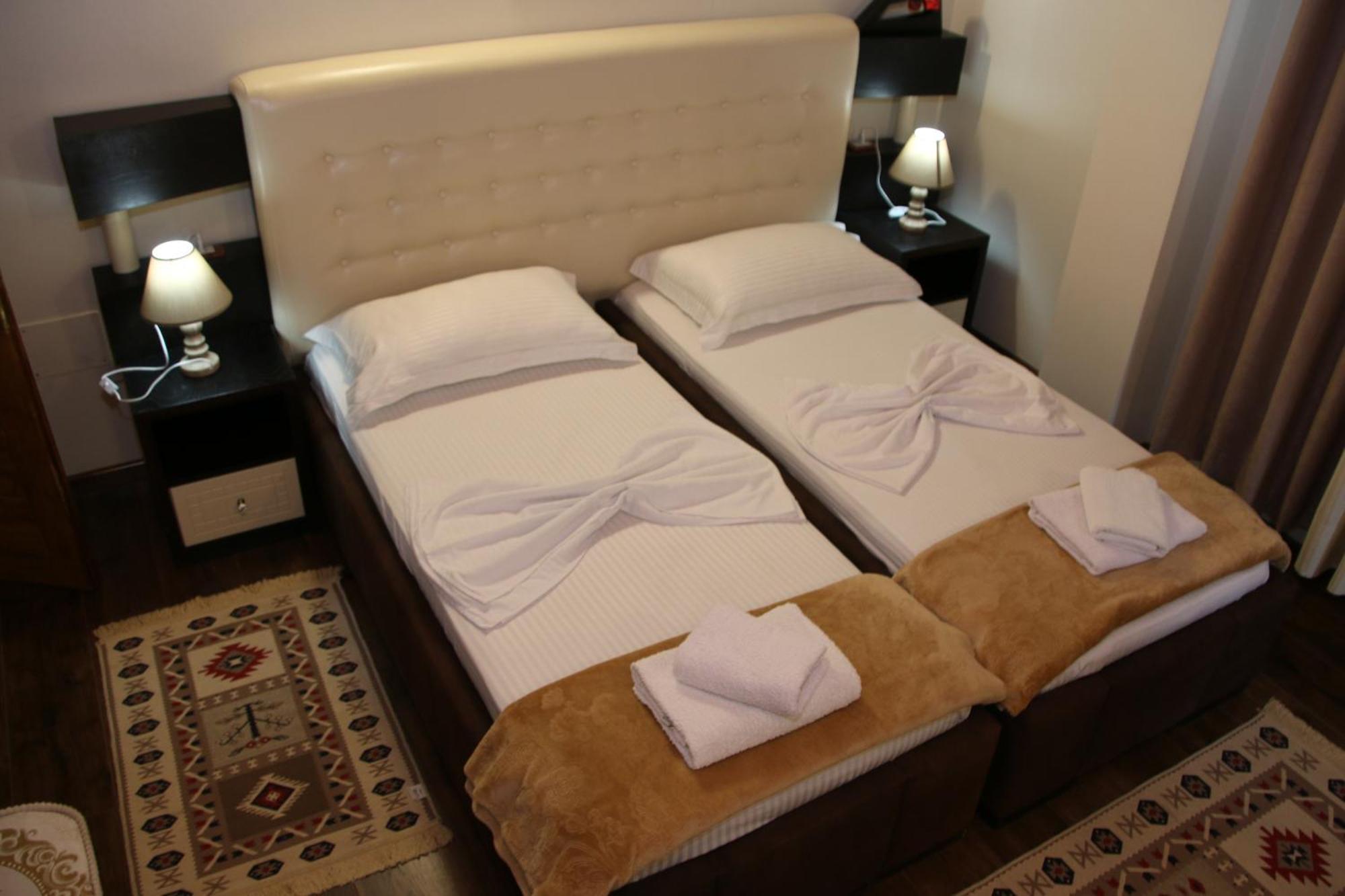 2 Kitarat Bb Bed & Breakfast Vlore Bagian luar foto