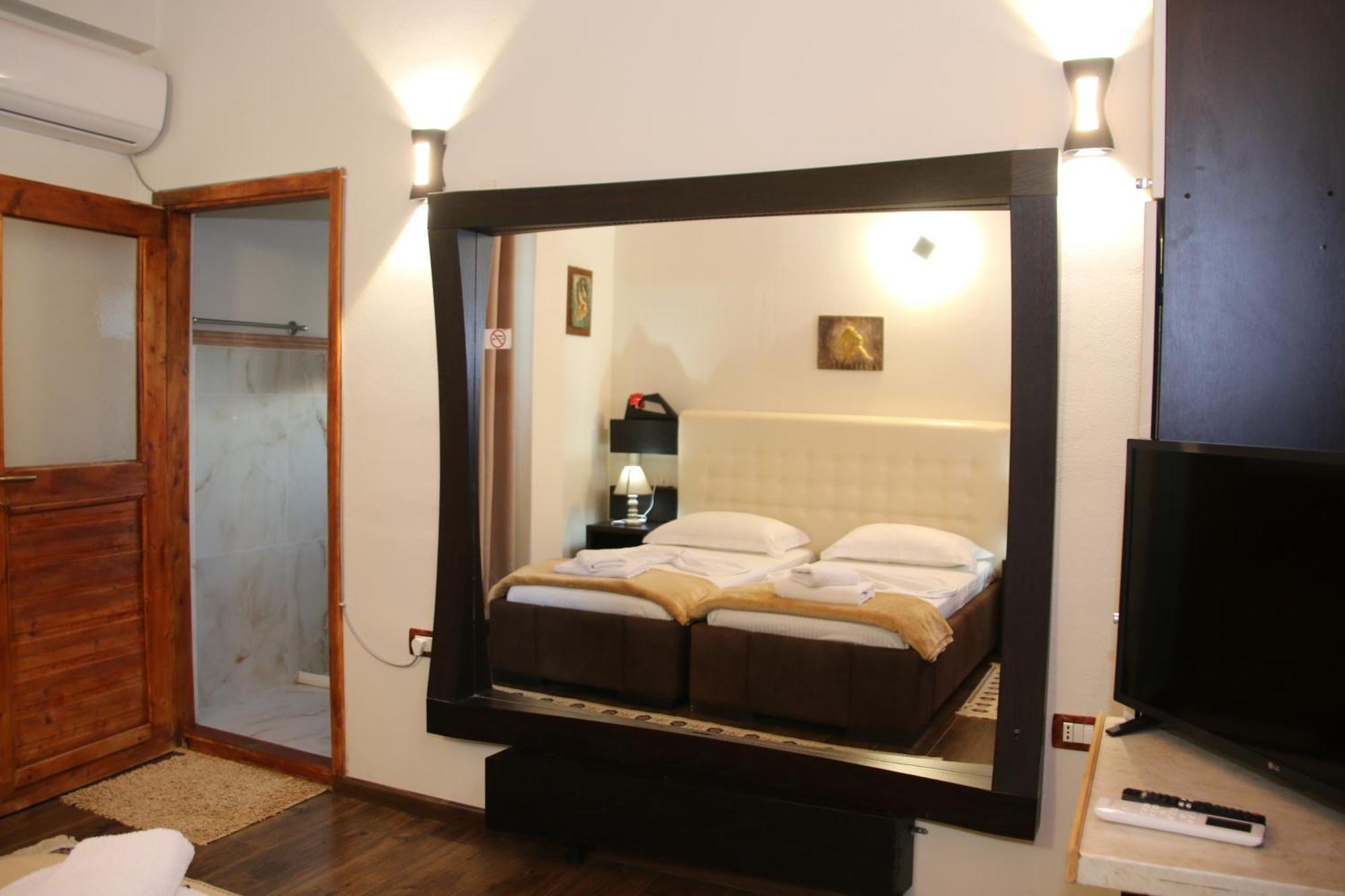 2 Kitarat Bb Bed & Breakfast Vlore Bagian luar foto
